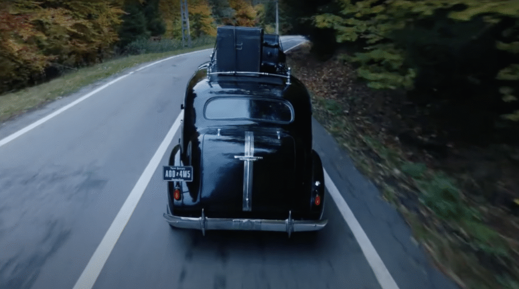 ese coche negro que escolta a la familia Addams